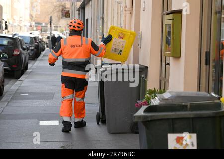 ©PHOTOPQR/LE PROGRES/Joël PHILIPPON - Lyon 24/03/2020 - Confinement jour 8. Coronavirus Covid-19. Lyon mardi 24 Mars 2020 -la collecte des déchets n'a pas cessé depuis le début du confino. Jour di confinamento 8. Coronavirus Covid-19. - Coronavirus: A Lione, la raccolta dei rifiuti non si è interrotta dall'inizio del contenimento. Foto Stock