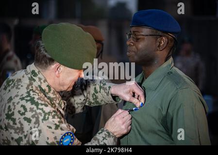 Mali/KoMali/Koulicoro/Bamako - cerimonia per il cambio di comando tra il comandante austriaco, il generale brigadiere Christian Harbersatter e l'attuale capo dell'EUTM Mali, il generale brigadiere Joao Pedro Boga Ribeiro (Portogallo). La cerimonia si è svolta presso la sede centrale dell'EUTM a Bamako alla presenza del Capo dello Stato maggiore degli eserciti Maliani, del Generale maggiore Abdoulaye Coulibaly e del Capo della MINUSMA Annadif Mahamat Saleh. Foto Stock