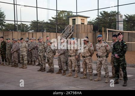 Mali/KoMali/Koulicoro/Bamako - cerimonia per il cambio di comando tra il comandante austriaco, il generale brigadiere Christian Harbersatter e l'attuale capo dell'EUTM Mali, il generale brigadiere Joao Pedro Boga Ribeiro (Portogallo). La cerimonia si è svolta presso la sede centrale dell'EUTM a Bamako alla presenza del Capo dello Stato maggiore degli eserciti Maliani, del Generale maggiore Abdoulaye Coulibaly e del Capo della MINUSMA Annadif Mahamat Saleh. Foto Stock