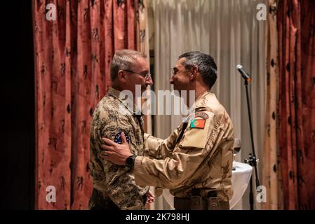 Mali/KoMali/Koulicoro/Bamako - cerimonia per il cambio di comando tra il comandante austriaco, il generale brigadiere Christian Harbersatter e l'attuale capo dell'EUTM Mali, il generale brigadiere Joao Pedro Boga Ribeiro (Portogallo). La cerimonia si è svolta presso la sede centrale dell'EUTM a Bamako alla presenza del Capo dello Stato maggiore degli eserciti Maliani, del Generale maggiore Abdoulaye Coulibaly e del Capo della MINUSMA Annadif Mahamat Saleh. Foto Stock