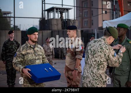 Mali/KoMali/Koulicoro/Bamako - cerimonia per il cambio di comando tra il comandante austriaco, il generale brigadiere Christian Harbersatter e l'attuale capo dell'EUTM Mali, il generale brigadiere Joao Pedro Boga Ribeiro (Portogallo). La cerimonia si è svolta presso la sede centrale dell'EUTM a Bamako alla presenza del Capo dello Stato maggiore degli eserciti Maliani, del Generale maggiore Abdoulaye Coulibaly e del Capo della MINUSMA Annadif Mahamat Saleh. Foto Stock