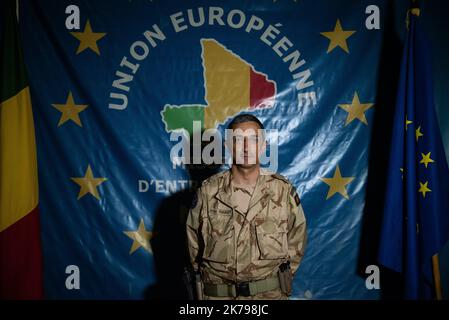 Mali/KoMali/Koulicoro/Bamako - cerimonia per il cambio di comando tra il comandante austriaco, il generale brigadiere Christian Harbersatter e l'attuale capo dell'EUTM Mali, il generale brigadiere Joao Pedro Boga Ribeiro (Portogallo). La cerimonia si è svolta presso la sede centrale dell'EUTM a Bamako alla presenza del Capo dello Stato maggiore degli eserciti Maliani, del Generale maggiore Abdoulaye Coulibaly e del Capo della MINUSMA Annadif Mahamat Saleh. Foto Stock