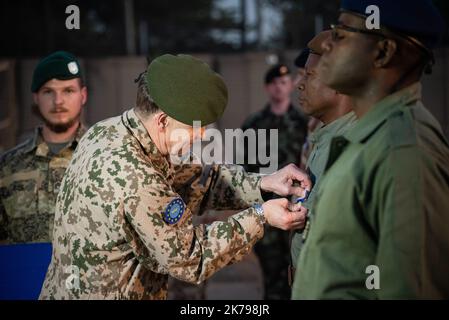 Mali/KoMali/Koulicoro/Bamako - cerimonia per il cambio di comando tra il comandante austriaco, il generale brigadiere Christian Harbersatter e l'attuale capo dell'EUTM Mali, il generale brigadiere Joao Pedro Boga Ribeiro (Portogallo). La cerimonia si è svolta presso la sede centrale dell'EUTM a Bamako alla presenza del Capo dello Stato maggiore degli eserciti Maliani, del Generale maggiore Abdoulaye Coulibaly e del Capo della MINUSMA Annadif Mahamat Saleh. Foto Stock