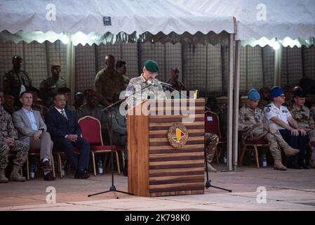 Mali/KoMali/Koulicoro/Bamako - cerimonia per il cambio di comando tra il comandante austriaco, il generale brigadiere Christian Harbersatter e l'attuale capo dell'EUTM Mali, il generale brigadiere Joao Pedro Boga Ribeiro (Portogallo). La cerimonia si è svolta presso la sede centrale dell'EUTM a Bamako alla presenza del Capo dello Stato maggiore degli eserciti Maliani, del Generale maggiore Abdoulaye Coulibaly e del Capo della MINUSMA Annadif Mahamat Saleh. Foto Stock