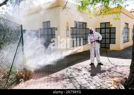 Albufeira, Portogallo, 2nd 2020 aprile - le persone stanno pulendo le strade di Albufeira. Il Portogallo è il paese meno colpito dal Covid-19 in Europa Foto Stock