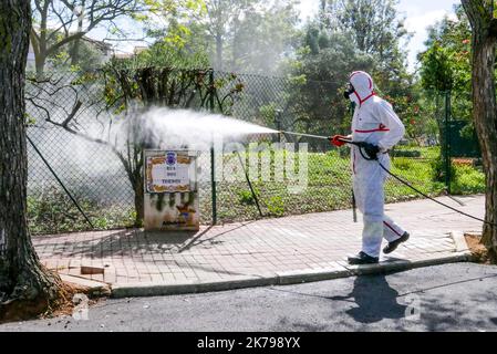 Albufeira, Portogallo, 2nd 2020 aprile - le persone stanno pulendo le strade di Albufeira. Il Portogallo è il paese meno colpito dal Covid-19 in Europa Foto Stock