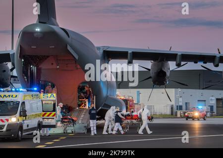 CLERMONT FERRAND: Coronavirus trasferimento di pazienti assicurati dall'esercito da A400M aereo sulla base militare di Aulnat il 04/03/2020 Foto Stock