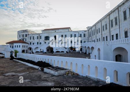 Vista estiva del Castello Slave di Cape Coast sulla costa dell'Oceano Atlantico in Ghana, Africa occidentale Foto Stock