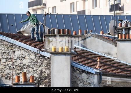 / 10/04/2020 - Francia / Ile-de-France (regione) / Parigi - Coronavirus / Covid 19 in periodi di un'epidemia di coronavirus, gli ingegneri del riscaldamento continuano a correre due rischi sui tetti, a Malakoff, Hauts de Seine, Francia. Foto Stock