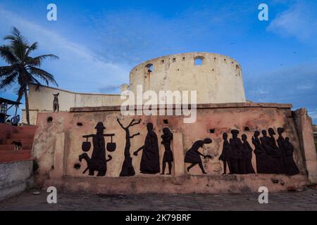 Vista estiva del Castello Slave di Cape Coast sulla costa dell'Oceano Atlantico in Ghana, Africa occidentale Foto Stock