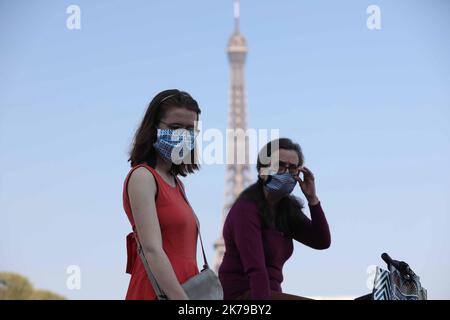 Confinement, giorno 25 per arginare la diffusione del coronavirus a Parigi di fronte alla Torre Eiffel - Parigi, Francia, 10th 2020 aprile - 25th° giorno di coronavirus chiuso a Parigi Foto Stock