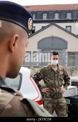 Clermont Ferrand, Francia, 13th 2020 aprile - i soldati distribuiscono alcune maschere in una casa di riposo per le persone più vulnerabili Foto Stock