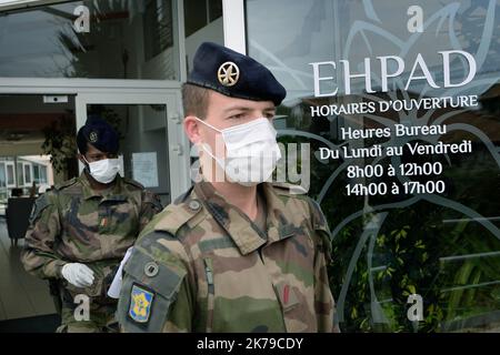 Clermont Ferrand, Francia, 13th 2020 aprile - i soldati distribuiscono alcune maschere in una casa di riposo per le persone più vulnerabili Foto Stock