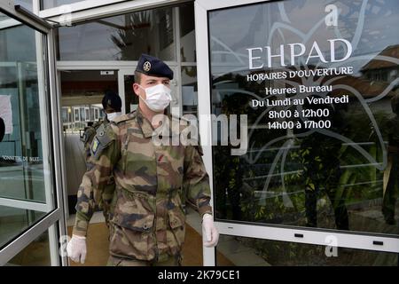 Clermont Ferrand, Francia, 13th 2020 aprile - i soldati distribuiscono alcune maschere in una casa di riposo per le persone più vulnerabili Foto Stock