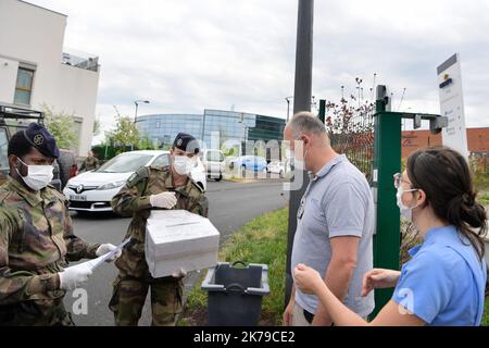 Clermont Ferrand, Francia, 13th 2020 aprile - i soldati distribuiscono alcune maschere in una casa di riposo per le persone più vulnerabili Foto Stock