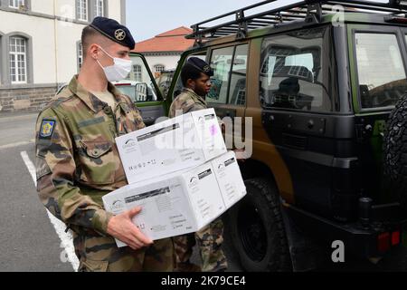 Clermont Ferrand, Francia, 13th 2020 aprile - i soldati distribuiscono alcune maschere in una casa di riposo per le persone più vulnerabili Foto Stock