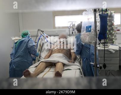 Unità di terapia intensiva con pazienti affetti da Covid-19 presso l'ospedale di Avignone il 16 aprile 2020 Foto Stock