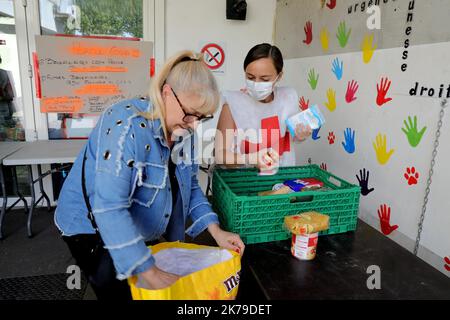 Aix en Provence, Francia, 17th 2020 aprile - l'associazione Croce Rossa offre del cibo alle famiglie più povere della città durante il blocco covi-19 Foto Stock