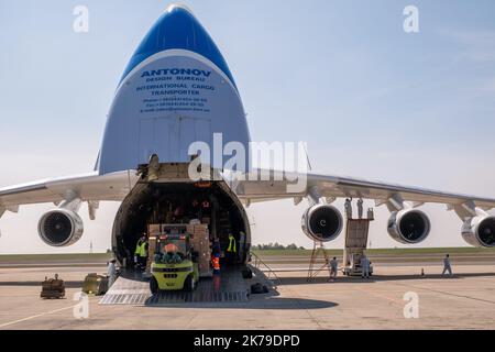 Un Antonov An-225 Mriya ucraino in arrivo dalla Cina, che consegna 8,6 milioni di maschere facciali e 150 tonnellate di attrezzature sanitarie ordinate da un cliente privato, presso l'aeroporto di Parigi-Vatry a Bussy Lettree, il 19 aprile 2020 Foto Stock