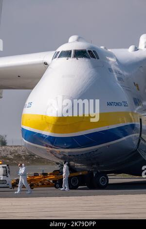 Un Antonov An-225 Mriya ucraino in arrivo dalla Cina, che consegna 8,6 milioni di maschere facciali e 150 tonnellate di attrezzature sanitarie ordinate da un cliente privato, presso l'aeroporto di Parigi-Vatry a Bussy Lettree, il 19 aprile 2020 Foto Stock