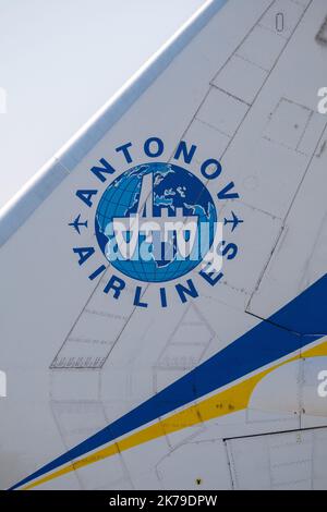 Un Antonov An-225 Mriya ucraino in arrivo dalla Cina, che consegna 8,6 milioni di maschere facciali e 150 tonnellate di attrezzature sanitarie ordinate da un cliente privato, presso l'aeroporto di Parigi-Vatry a Bussy Lettree, il 19 aprile 2020 Foto Stock