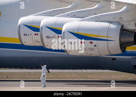 Un Antonov An-225 Mriya ucraino in arrivo dalla Cina, che consegna 8,6 milioni di maschere facciali e 150 tonnellate di attrezzature sanitarie ordinate da un cliente privato, presso l'aeroporto di Parigi-Vatry a Bussy Lettree, il 19 aprile 2020 Foto Stock