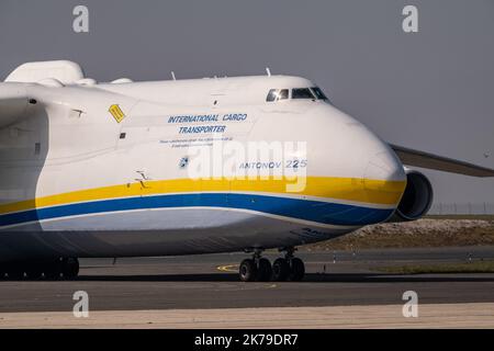 Un Antonov An-225 Mriya ucraino in arrivo dalla Cina, che consegna 8,6 milioni di maschere facciali e 150 tonnellate di attrezzature sanitarie ordinate da un cliente privato, presso l'aeroporto di Parigi-Vatry a Bussy Lettree, il 19 aprile 2020 Foto Stock