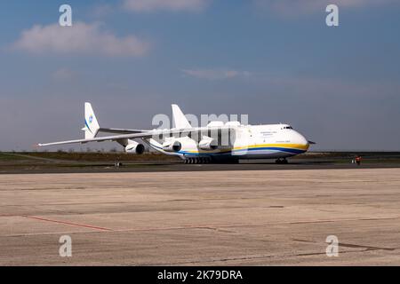 Un Antonov An-225 Mriya ucraino in arrivo dalla Cina, che consegna 8,6 milioni di maschere facciali e 150 tonnellate di attrezzature sanitarie ordinate da un cliente privato, presso l'aeroporto di Parigi-Vatry a Bussy Lettree, il 19 aprile 2020 Foto Stock