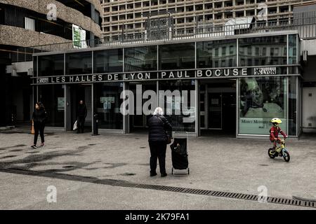 2020/04/25. Les Halles de Lyon – Paul Bocuse durante il blocco. Il mitico mercato gastronomico al coperto di Lione, rinomato a livello internazionale per la sua ottima cucina gourmet. Foto Stock