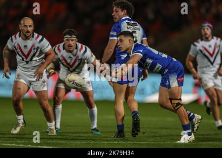 Doncaster, Regno Unito. 17th Ott 2022. Peter Mamouzelos di Grecia passa la palla durante la partita di Coppa del mondo di rugby 2021 Francia vs Grecia all'Eco-Power Stadium, Doncaster, Regno Unito, 17th ottobre 2022 (Foto di Mark Cosgrove/News Images) Credit: News Images LTD/Alamy Live News Foto Stock