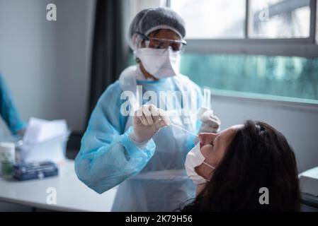 Â-Chloe Sharrock / le Pictorium/MAXPPP - Chloe Sharrock / le Pictorium - 04/05/2020 - Francia / Ile-de-France - Des tests covid sont effectues afin de controler la propagation du coronavirus parmi le personnel d'un centre d'hebergement d'urgence a Paris. / 04/05/2020 - Francia / Ile-de-France (regione) - i test di screening di Covid sono effettuati per prevenire la propagazione del coronavirus. Foto Stock