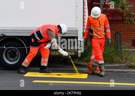 Â Julien Mattia / le Pictorium/MAXPPP - nella lotta contro la crisi del Covid-19, agenti della società Signature dipingono le nuove indicazioni stradali per piste ciclabili temporanee, l'unico mezzo di trasporto pubblico alternativo, a Malakoff il 06 maggio 2020. Foto Stock