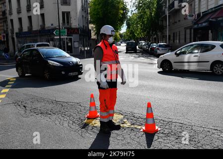 Â Julien Mattia / le Pictorium/MAXPPP - nella lotta contro la crisi del Covid-19, agenti della società Signature dipingono le nuove indicazioni stradali per piste ciclabili temporanee, l'unico mezzo di trasporto pubblico alternativo, a Malakoff il 06 maggio 2020. Foto Stock