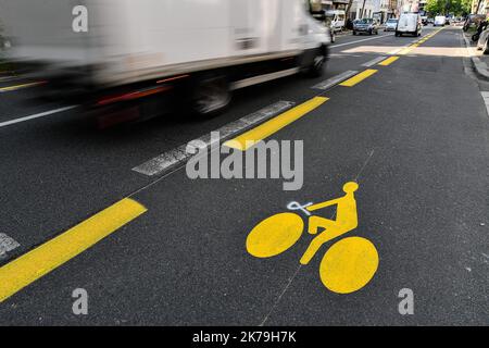 Â Julien Mattia / le Pictorium/MAXPPP - nella lotta contro la crisi del Covid-19, agenti della società Signature dipingono le nuove indicazioni stradali per piste ciclabili temporanee, l'unico mezzo di trasporto pubblico alternativo, a Malakoff il 06 maggio 2020. Foto Stock