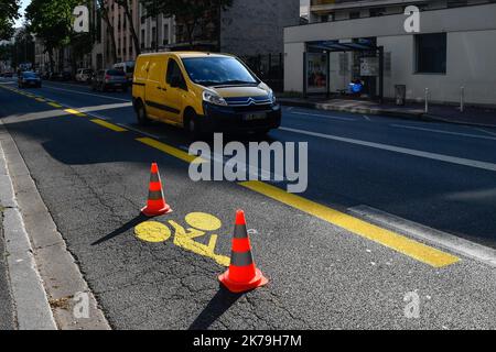 Â Julien Mattia / le Pictorium/MAXPPP - nella lotta contro la crisi del Covid-19, agenti della società Signature dipingono le nuove indicazioni stradali per piste ciclabili temporanee, l'unico mezzo di trasporto pubblico alternativo, a Malakoff il 06 maggio 2020. Foto Stock