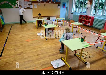 -Ritorno a scuola per il gruppo scolastico Bernard Clavel. Gli alunni dell'asilo e delle classi elementari hanno ripreso le lezioni con tutte le misure di barriera che il protocollo sanitario emesso dall'educazione nazionale richiede. Foto Stock