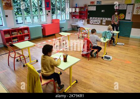 -Ritorno a scuola per il gruppo scolastico Bernard Clavel. Gli alunni dell'asilo e delle classi elementari hanno ripreso le lezioni con tutte le misure di barriera che il protocollo sanitario emesso dall'educazione nazionale richiede. Foto Stock