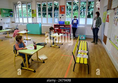 -Ritorno a scuola per il gruppo scolastico Bernard Clavel. Gli alunni dell'asilo e delle classi elementari hanno ripreso le lezioni con tutte le misure di barriera che il protocollo sanitario emesso dall'educazione nazionale richiede. Foto Stock