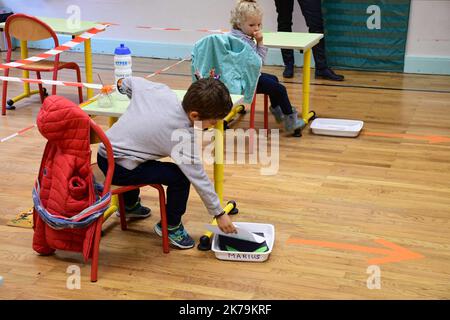 -Ritorno a scuola per il gruppo scolastico Bernard Clavel. Gli alunni dell'asilo e delle classi elementari hanno ripreso le lezioni con tutte le misure di barriera che il protocollo sanitario emesso dall'educazione nazionale richiede. Foto Stock