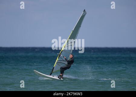 Pointe de la Torche, famoso punto surf e windsurf. Le spiagge sono aperte, ma poche persone per questo secondo giorno Francia 14 2020 maggio Foto Stock