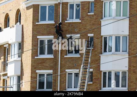 Â-PHOTOPQR/LE PARISIEN/Olivier CORSAN ; Parigi ; 17/05/2020 ; Parigi, Francia, le 17 maggio 2020. La BRI est intervenue pour arrÃªter un forcenÃ au 4e Ã du 40 boulevard BessiÃ¨re Paris XVIIe. Parigi, Francia, 17th 2020 maggio - la polizia speciale frange una frenesia al 4th ° piano di 40 boulevard BessiÃ¨re Paris XVIIe. Foto Stock