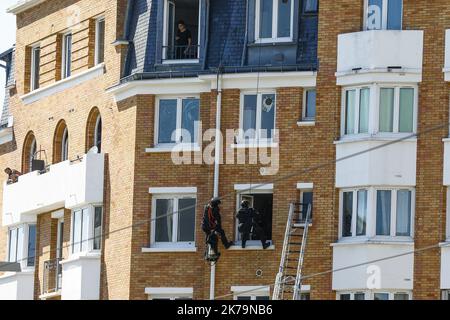 Â-PHOTOPQR/LE PARISIEN/Olivier CORSAN ; Parigi ; 17/05/2020 ; Parigi, Francia, le 17 maggio 2020. La BRI est intervenue pour arrÃªter un forcenÃ au 4e Ã du 40 boulevard BessiÃ¨re Paris XVIIe. Parigi, Francia, 17th 2020 maggio - la polizia speciale frange una frenesia al 4th ° piano di 40 boulevard BessiÃ¨re Paris XVIIe. Foto Stock