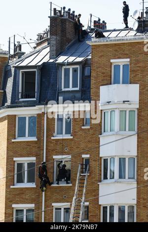 Â-PHOTOPQR/LE PARISIEN/Olivier CORSAN ; Parigi ; 17/05/2020 ; Parigi, Francia, le 17 maggio 2020. La BRI est intervenue pour arrÃªter un forcenÃ au 4e Ã du 40 boulevard BessiÃ¨re Paris XVIIe. Parigi, Francia, 17th 2020 maggio - la polizia speciale frange una frenesia al 4th ° piano di 40 boulevard BessiÃ¨re Paris XVIIe. Foto Stock