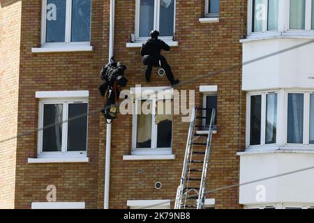 Parigi, Francia, 17th 2020 maggio - la polizia speciale frange una frenesia al 4th ° piano di 40 boulevard BessiÃ¨re Paris XVIIe. Foto Stock