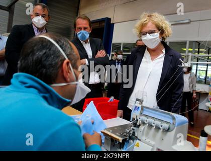 Lesquin, Francia, 19th 2020 maggio - il ministro del lavoro francese Muriel Penicaud visita Vitamine T, un laboratorio di maschere covid-19 Foto Stock