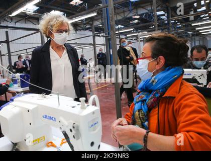 Lesquin, Francia, 19th 2020 maggio - il ministro del lavoro francese Muriel Penicaud visita Vitamine T, un laboratorio di maschere covid-19 Foto Stock