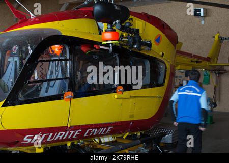 Team di risposta alle emergenze in montagna. Tra le sue missioni, la polizia nazionale francese fornisce il salvataggio in montagna con il sostegno di piloti di elicotteri di sicurezza civile e medici SAMU, in particolare a Isere sull'Alpe d'Huez Altiport - Henri Giraud (LFHU) Foto Stock