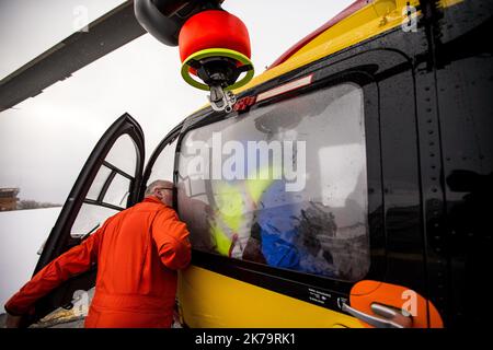 Team di risposta alle emergenze in montagna. Tra le sue missioni, la polizia nazionale francese fornisce il salvataggio in montagna con il sostegno di piloti di elicotteri di sicurezza civile e medici SAMU, in particolare a Isere sull'Alpe d'Huez Altiport - Henri Giraud (LFHU) Foto Stock