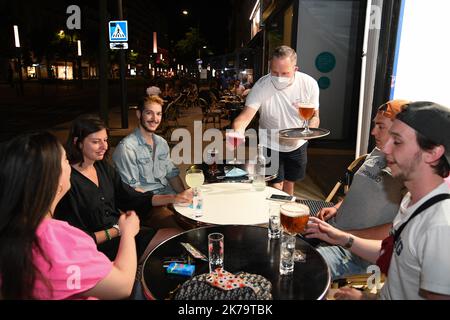 ANGERS; 06/02/2020; CORONAVIRUS, COVID-19, IL BAR COCOTTES RIAPERTO LE SUE PORTE ALLE 12:01 NOTTE DAL LUNEDÌ AL MARTEDÌ. Foto Stock