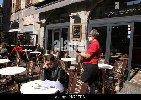 Riapertura di bar e ristoranti come qui a Grenoble il 2 giugno 2020 Foto Stock